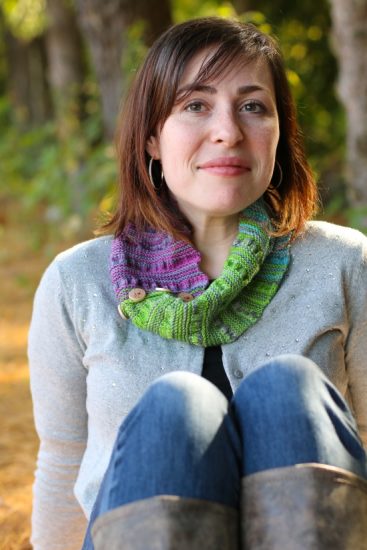 Six Reasons Why Gradient Mini-Skeins are Better than One-Skein Gradients: The Mini-Skein Gathered Cowl by Jade Keaney for SpaceCadet is an example of why gradient Mini-Skeins are better than one-skein gradient yarns.